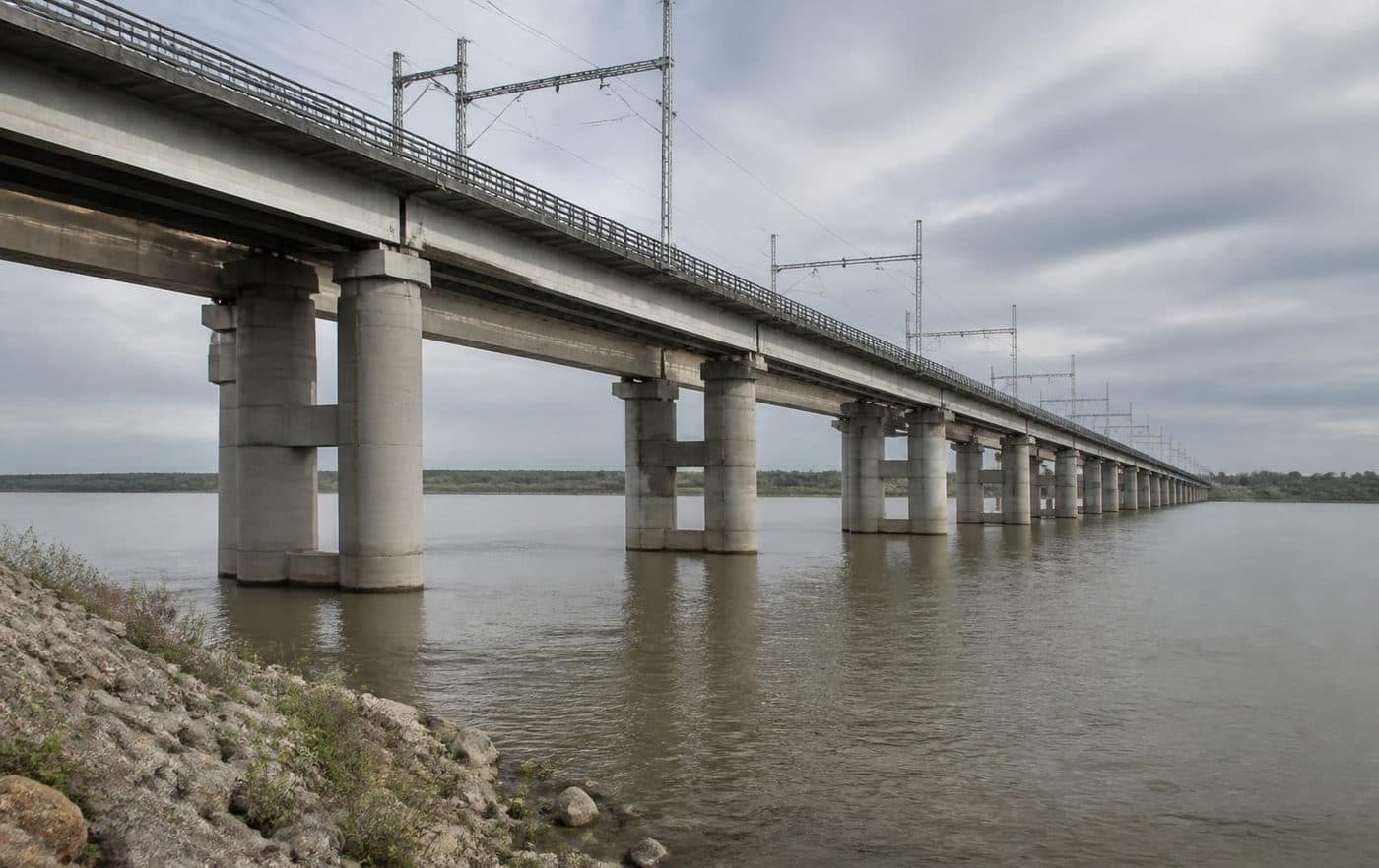 Ponte ferroviária de concreto sobre rio, com pilares em ambiente de alta agressividade
